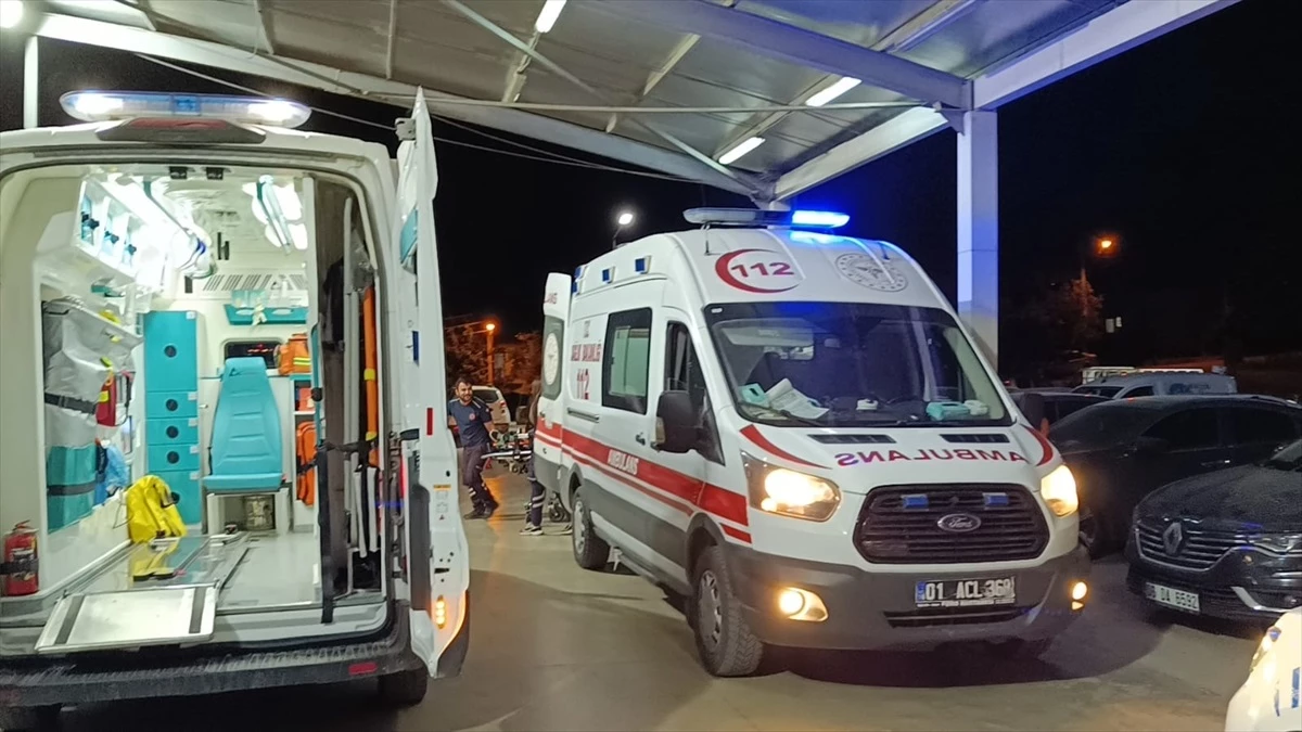 Adana'da otomobil şarampole devrildi, 5 kişi yaralandı