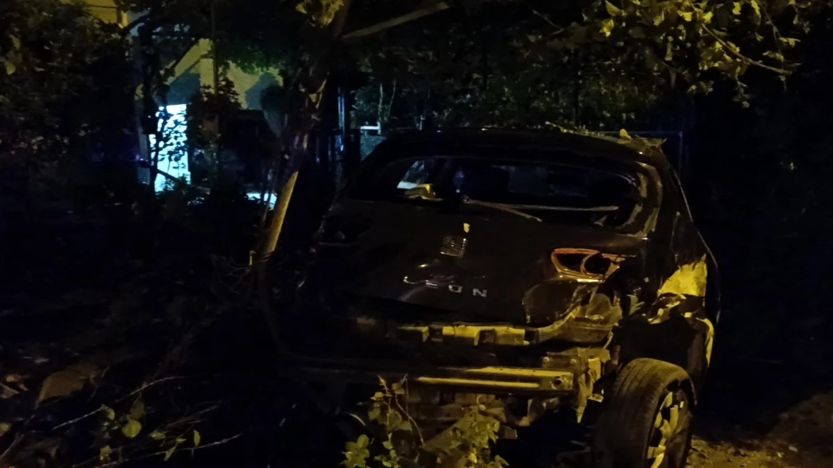 Adana'da park halindeki araca çarpan otomobilde 2 kişi yaralandı