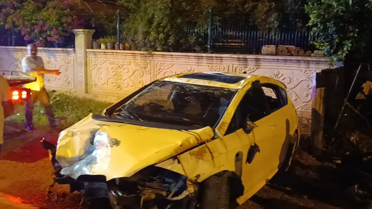 Adana'da park halindeki otomobile çarpan araç devrildi, 2 kişi yaralandı