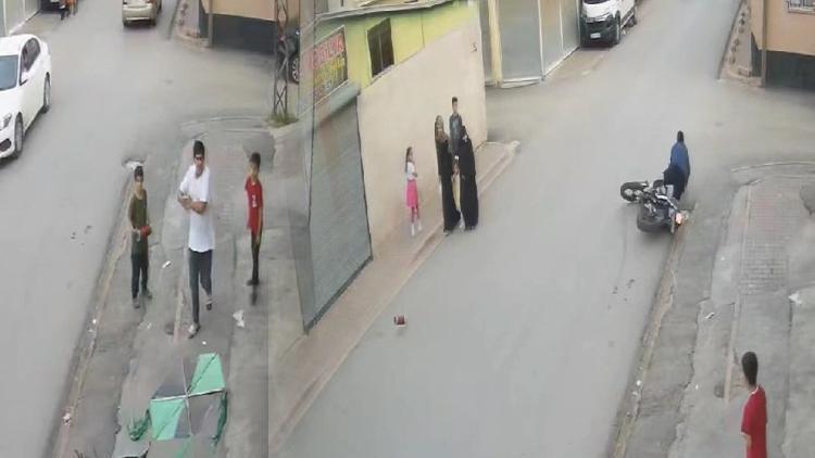 Adana'daki ilginç kaza kamerada: Uçurtma ipine takılan motosikletli yere düştü