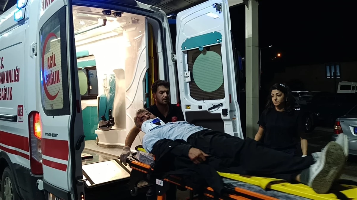Adana'nın Kozan ilçesinde bariyere çarpan otomobildeki 2 kişi yaralandı