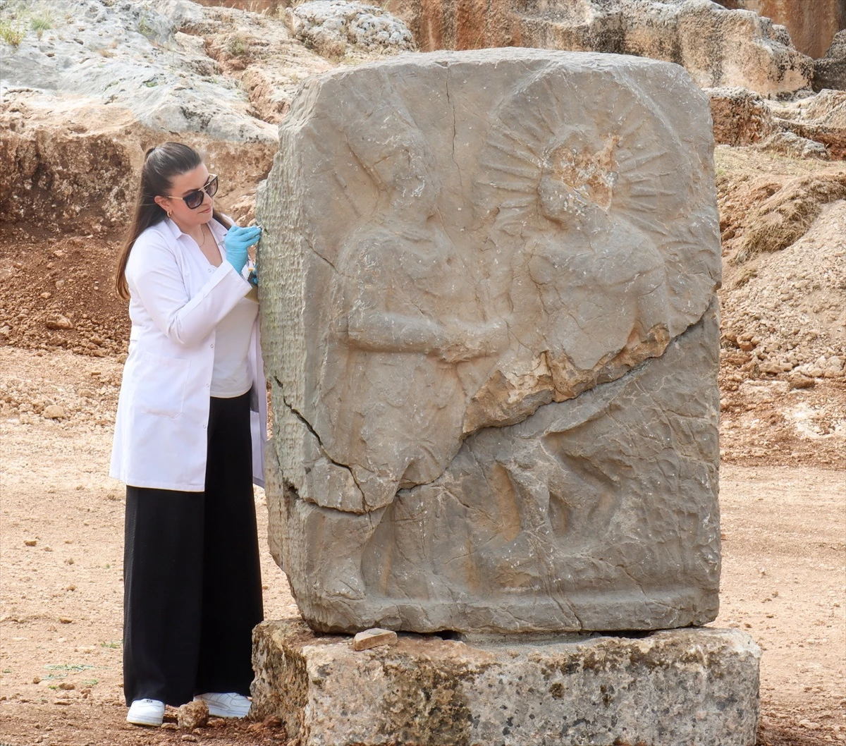 Adıyaman'da 2 Bin 100 Yıllık Tokalaşma Anıtı ve Yazıt Perre Antik Kenti'nde Sergilenecek