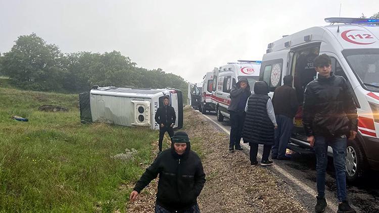 Afyonkarahisar'da işçileri taşıyan minibüs devrildi: 14 yaralı