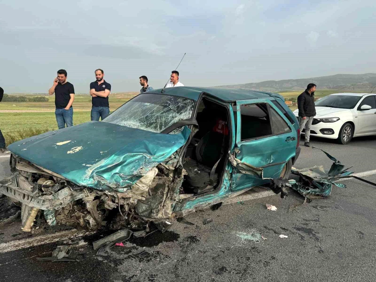 Afyonkarahisar'da Kafa Kafaya Çarpışan Otomobillerde Yaralılar