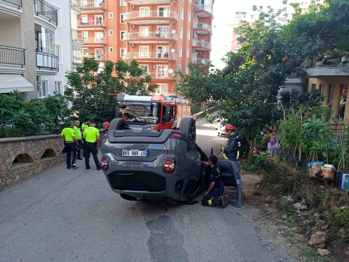 Alanya'da otomobil devrildi: 1'i çocuk 3 yaralı