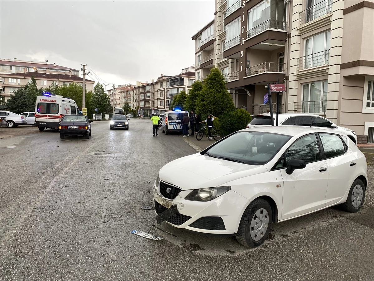 Ankara'da Otomobil Çarpışması: 2 Kişi Yaralandı