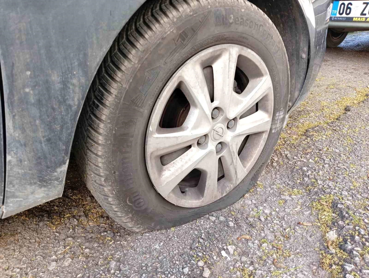 Ankara'da park halindeki otomobillerin lastikleri kesildi