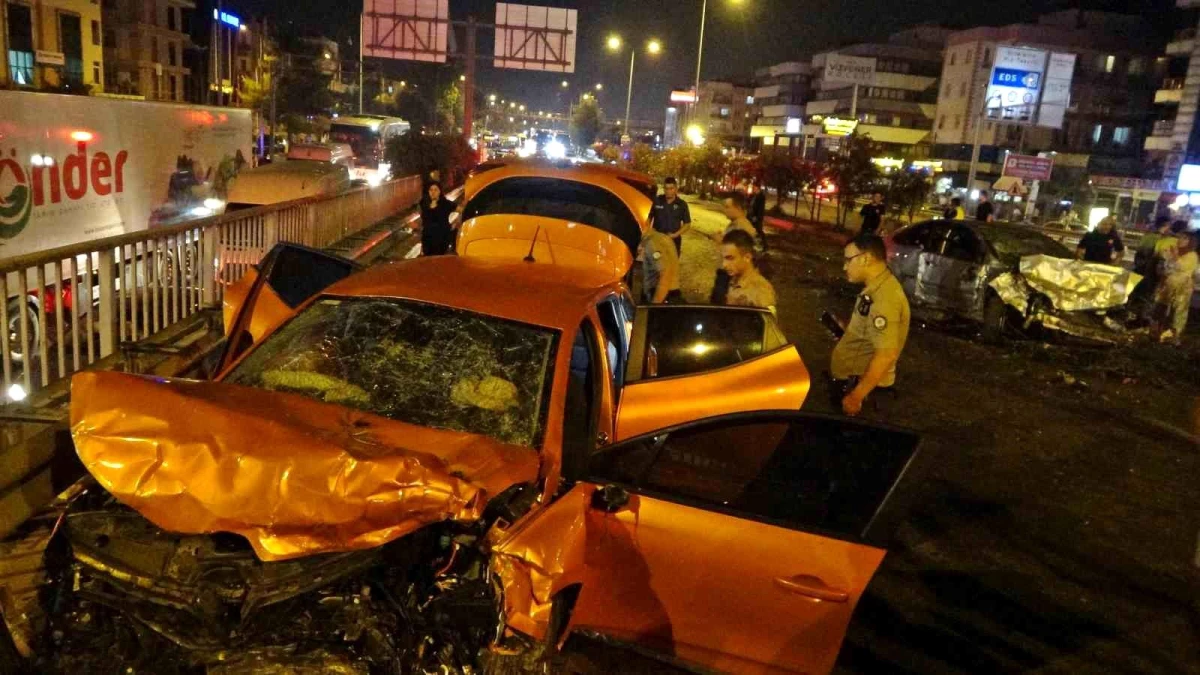 Antalya'da Kontrolden Çıkan Otomobiller Kafa Kafaya Çarpıştı: 5 Yaralı