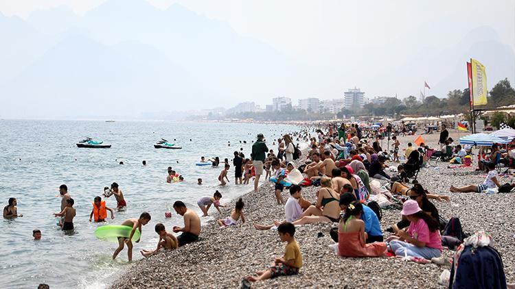 Antalya'da Konyaaltı Sahili doldu