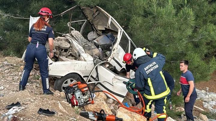 Antalya'da otomobil dereye uçtu: 1 kişi hayatını kaybetti, 3 kişi yaralı