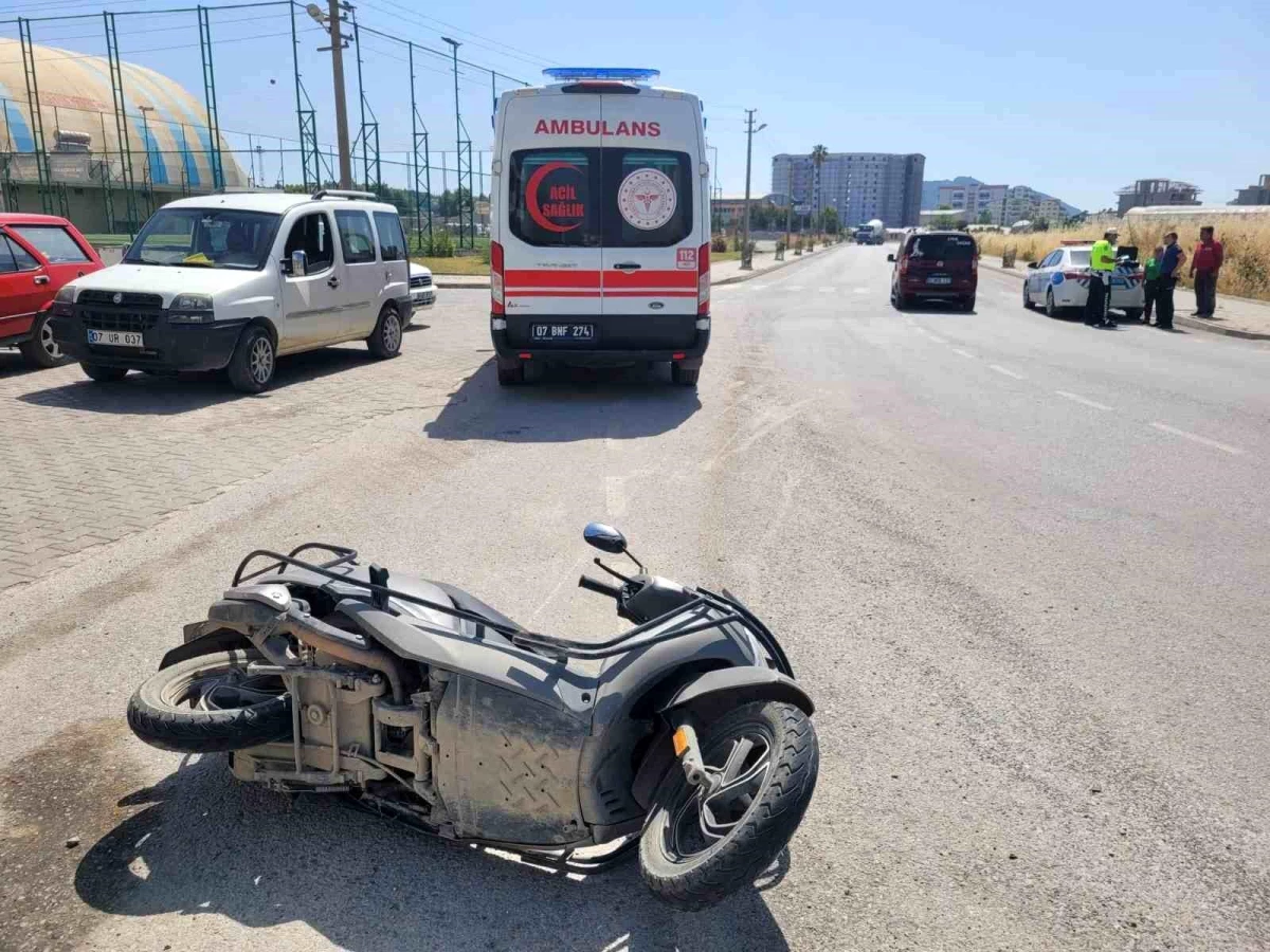 Antalya'da otomobil ile motosiklet çarpıştı: 1 yaralı