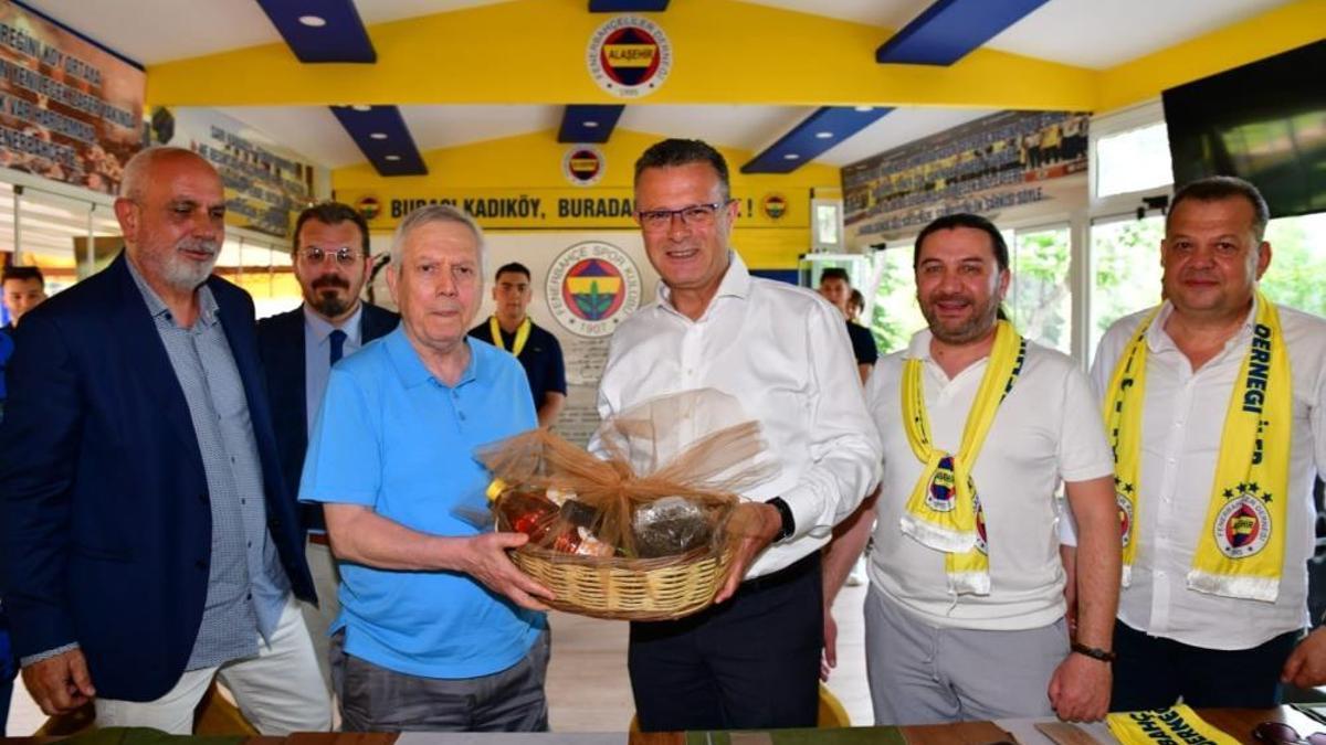 Aziz Yıldırım Manisa'da Fenerbahçeliler Derneği'ni ziyaret etti