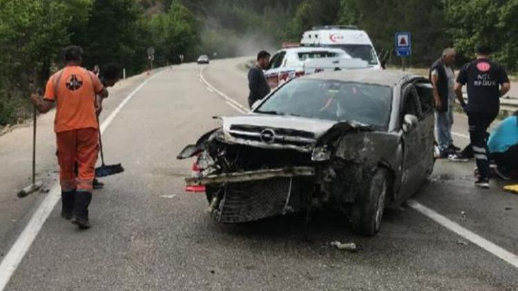 Bariyerlere çarpan otomobildeki bebek hayatını kaybetti