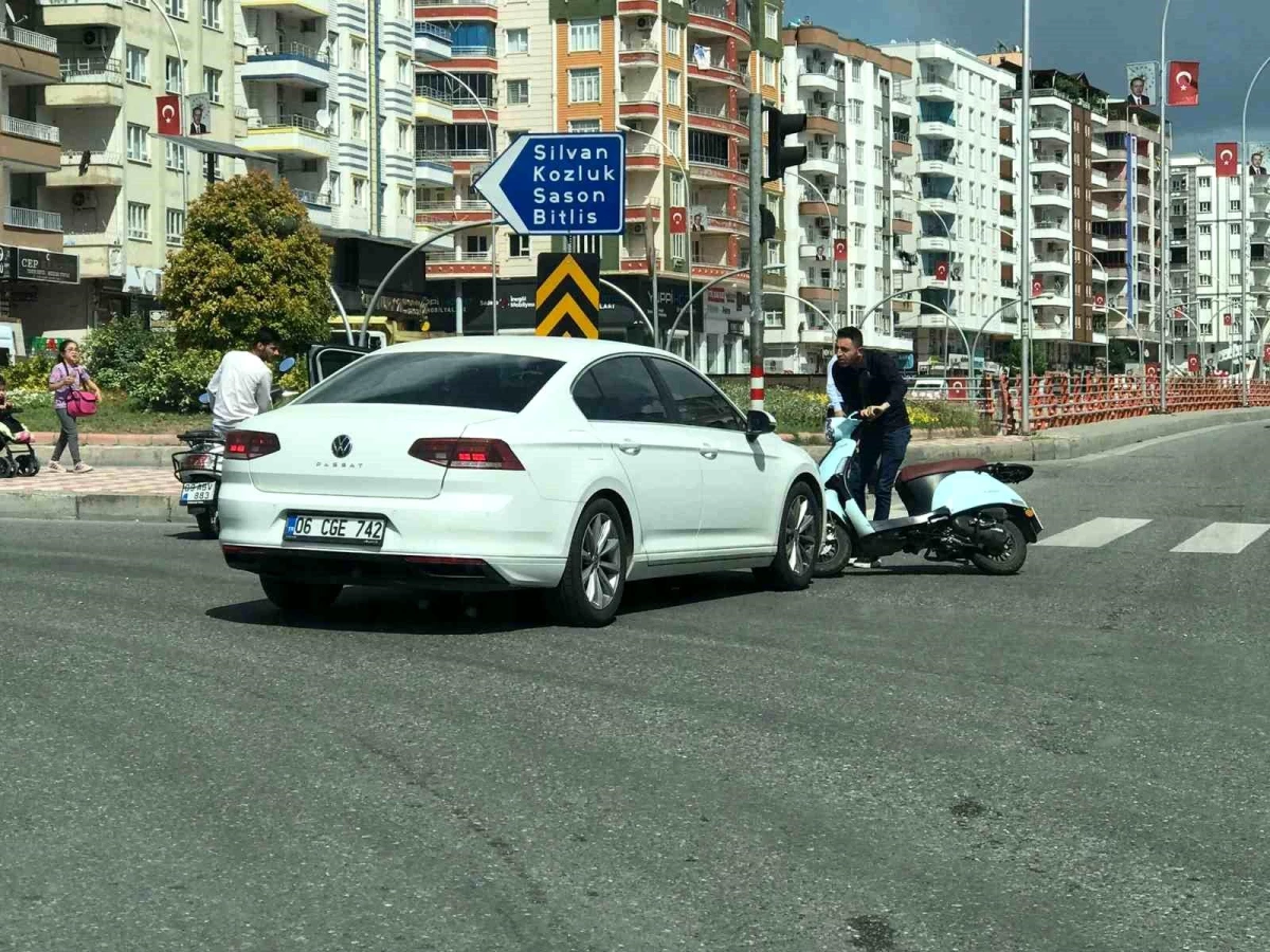 Batman'da otomobil sürücüsü motosiklete çarptı