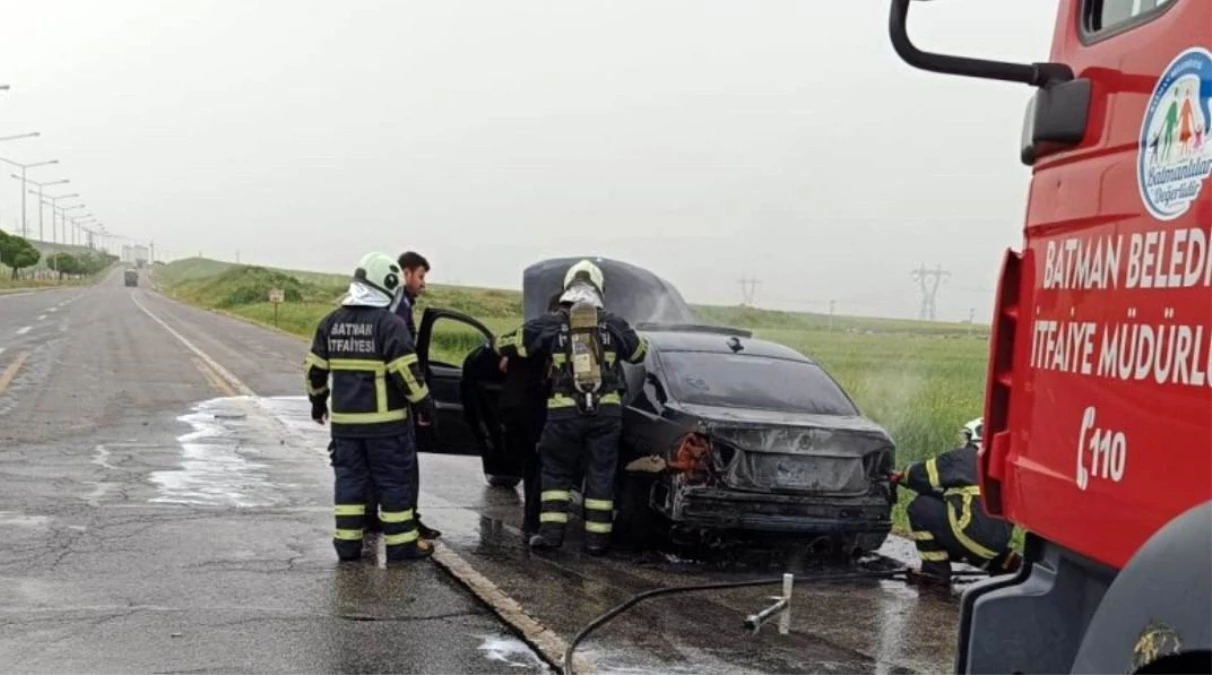 Batman'da seyir halindeki otomobil alev alev yandı