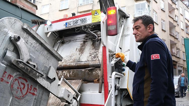 Belediye başkanı işçilerle birlikte çöp  topladı, görenler şaşkına döndü