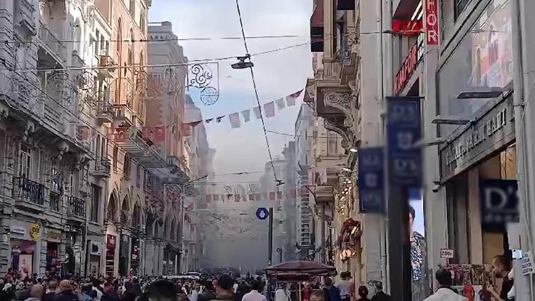 Beyoğlu'da İstiklal Caddesi'nde mağazada yangın
