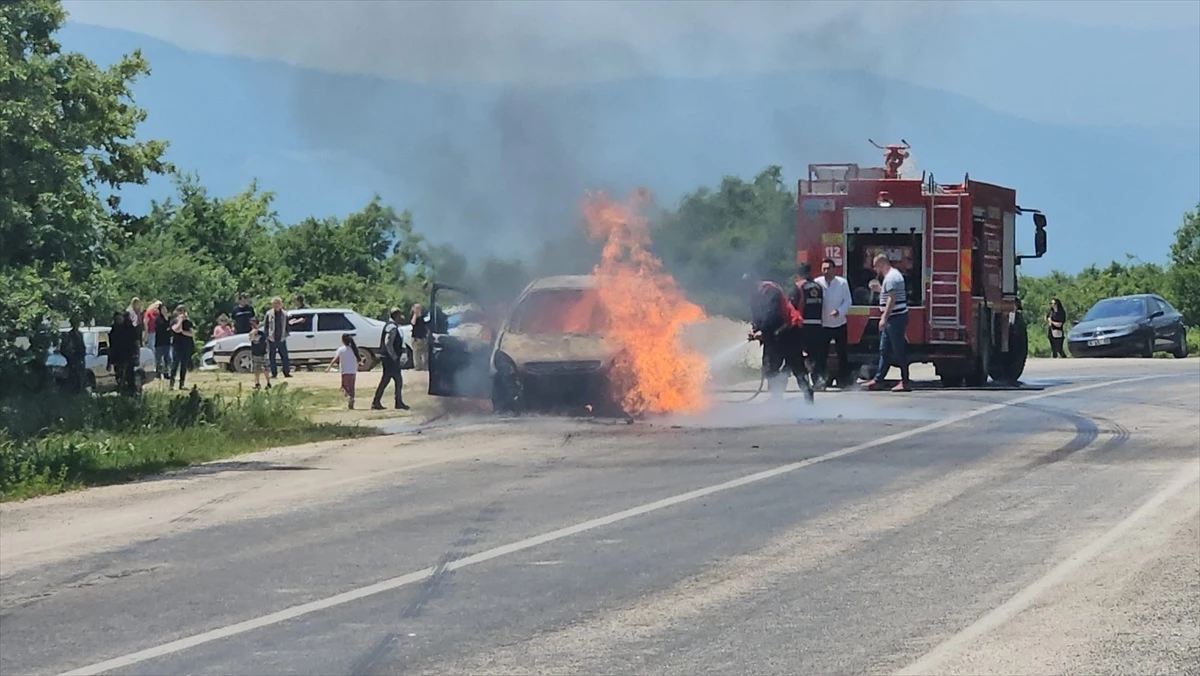 Bilecik'te seyir halindeki otomobilde yangın çıktı