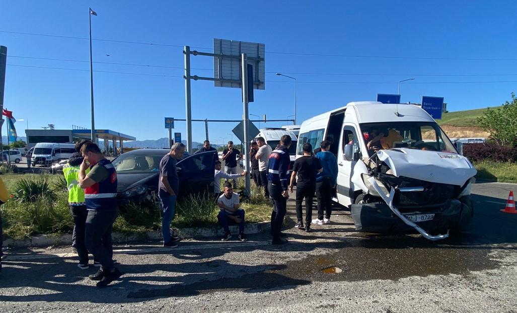 Bingöl'de otomobil ile minibüs çarpıştı: 9 kişi yaralandı