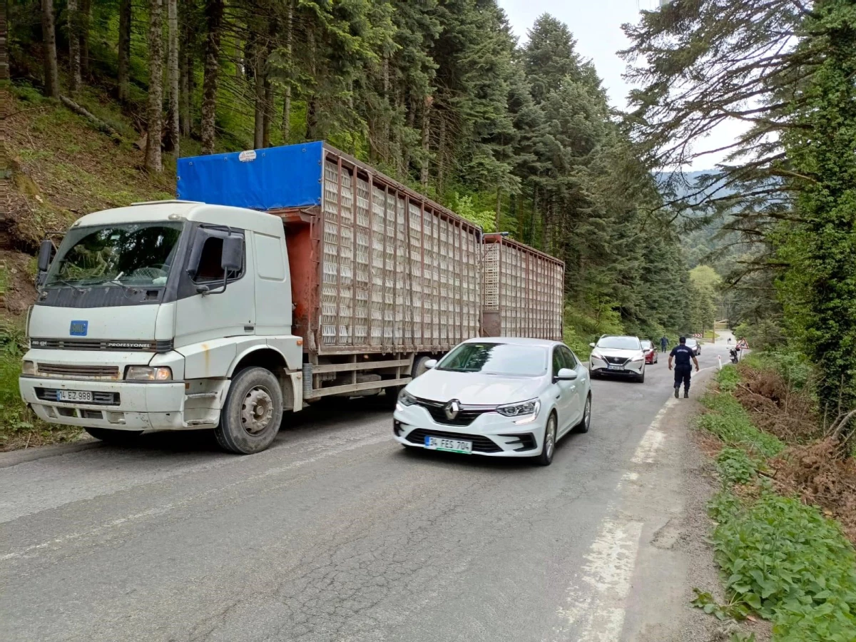 Bolu-Seben yolunda otomobil uçuruma uçtu, 2 kişi yaralandı