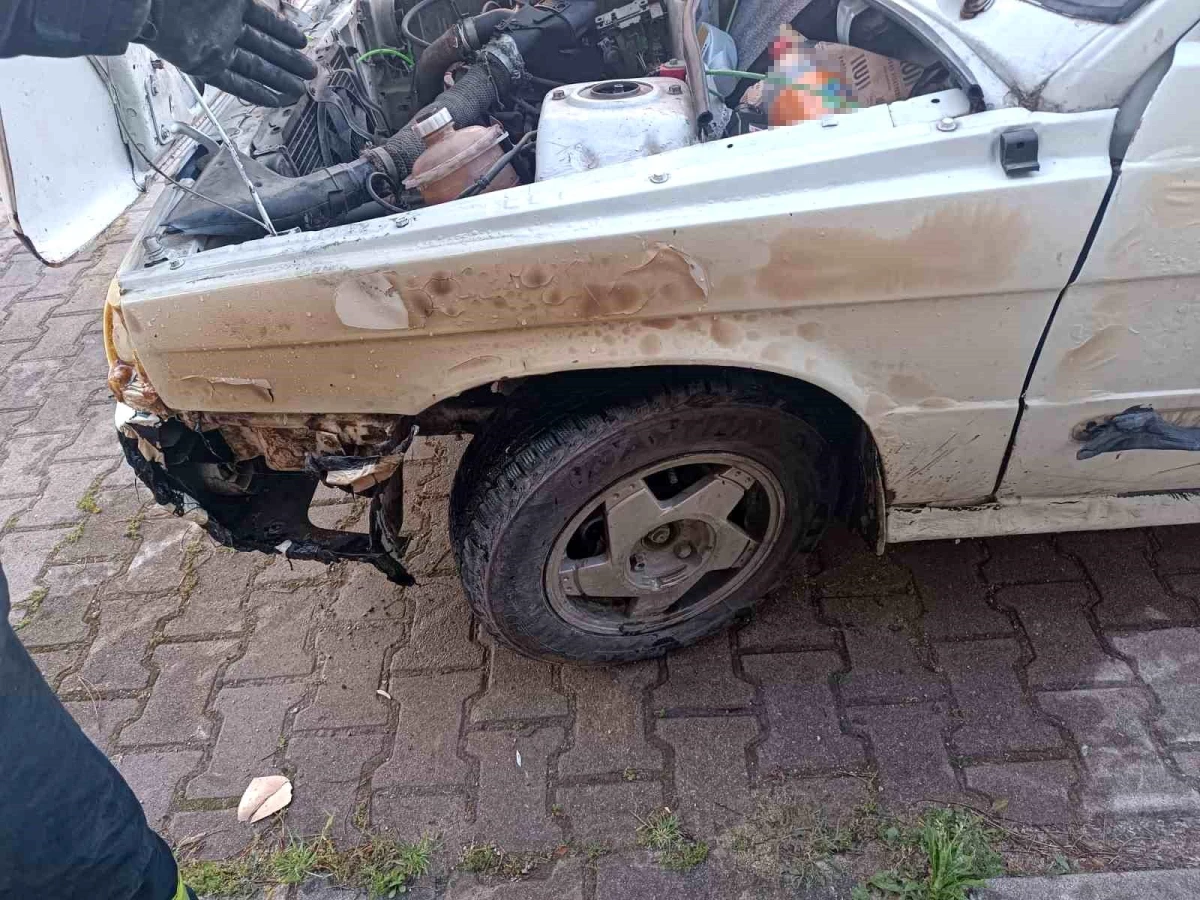 Bolu'da Park Halindeki Otomobil Alev Alev Yanarak Küle Döndü