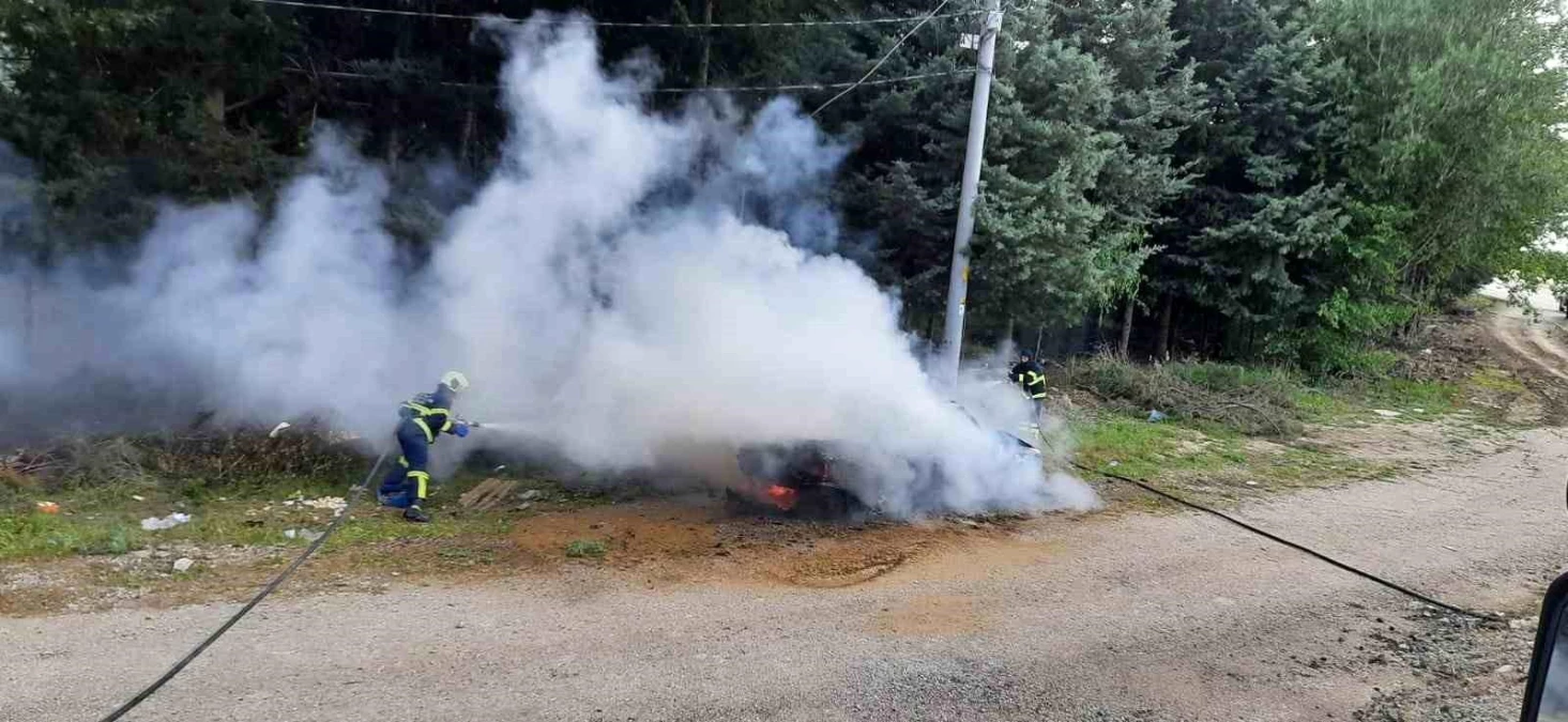 Burdur-Antalya Karayolu Kenarında Park Halindeki Otomobil Yanarak Kullanılamaz Hale Geldi