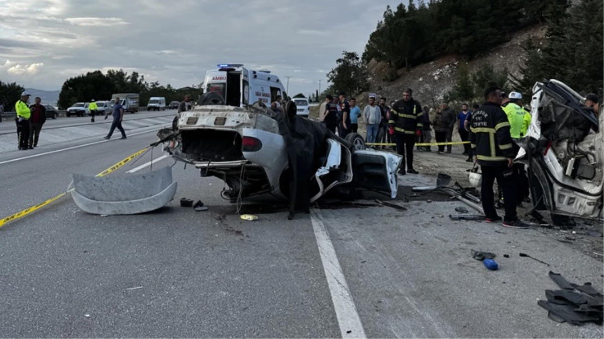 Burdur'da kamyonet ile otomobil çarpıştı: 3 ölü, 2 yaralı