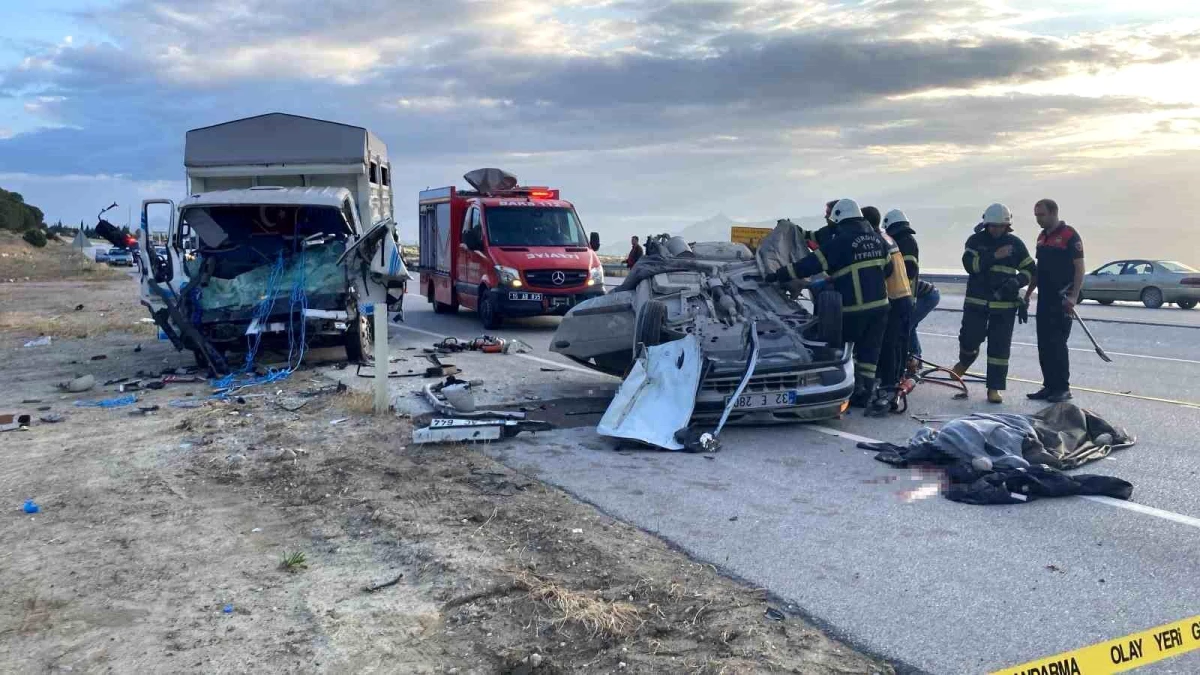 Burdur'da Otomobil Kamyonla Çarpıştı: 3 Ölü, 2 Yaralı