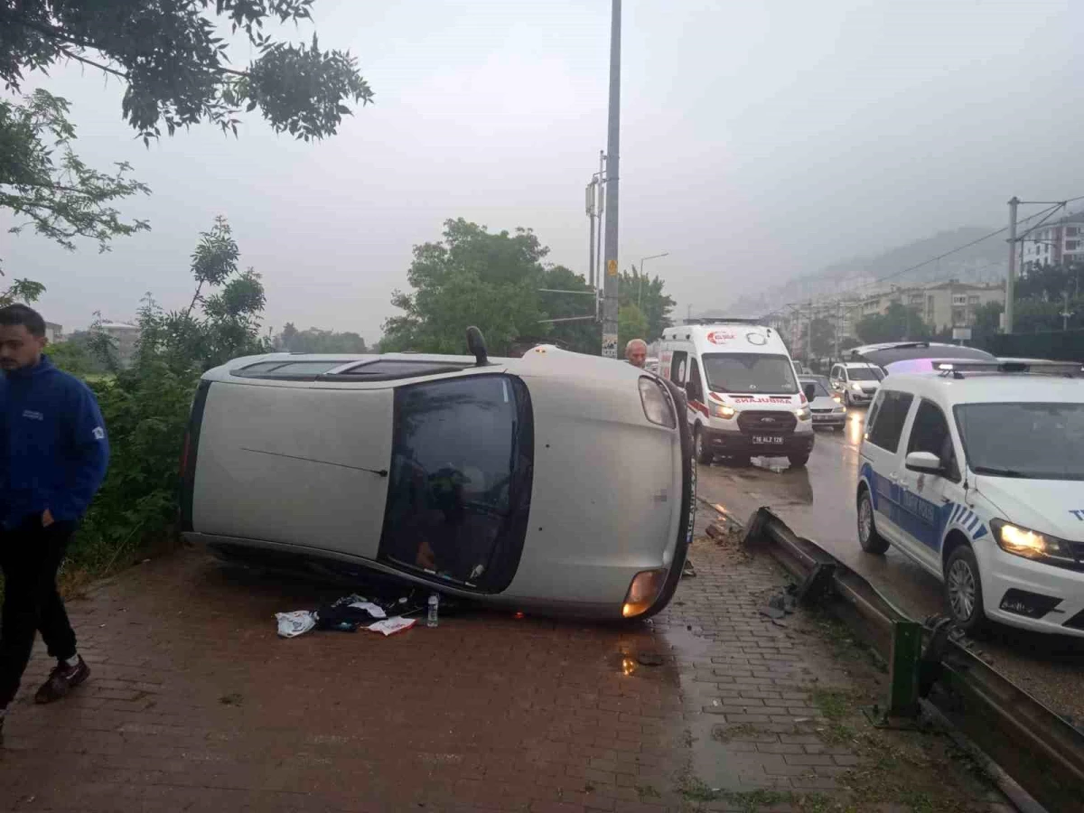 Bursa'da Sürücünün Kontrolünden Çıkan Otomobil Yan Yattı