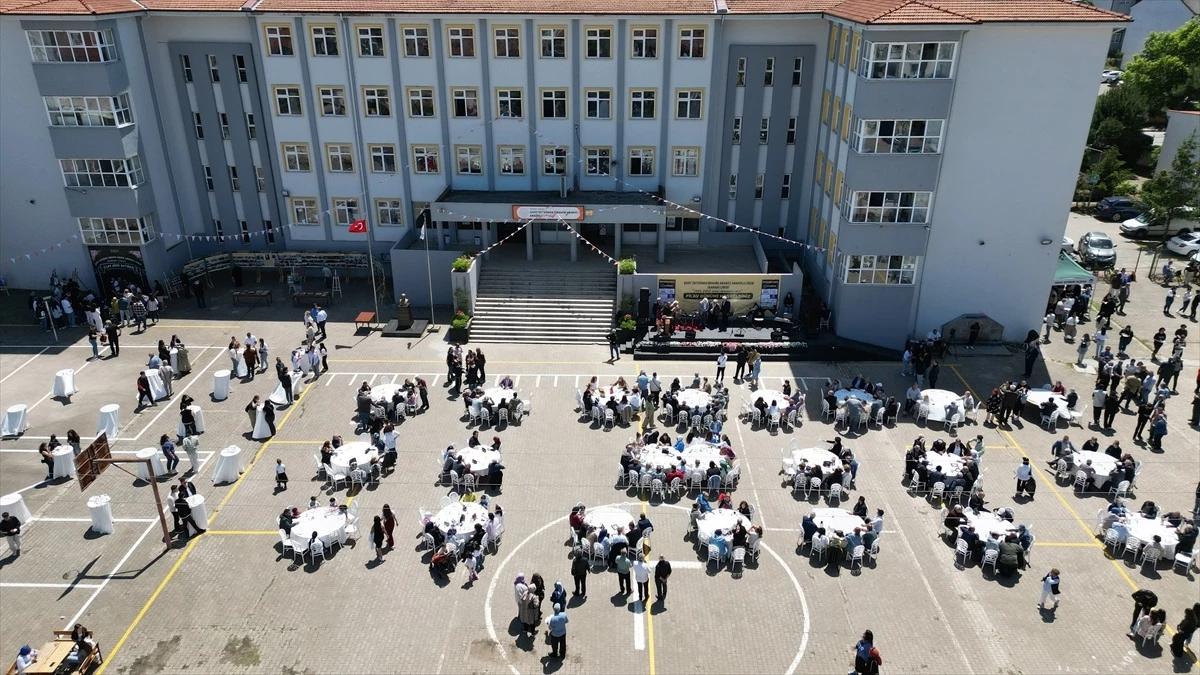 Cengiz Bozkurt ve Hüseyin Likos, Karasu Lisesi'nde mezun ve öğrencilerle buluştu