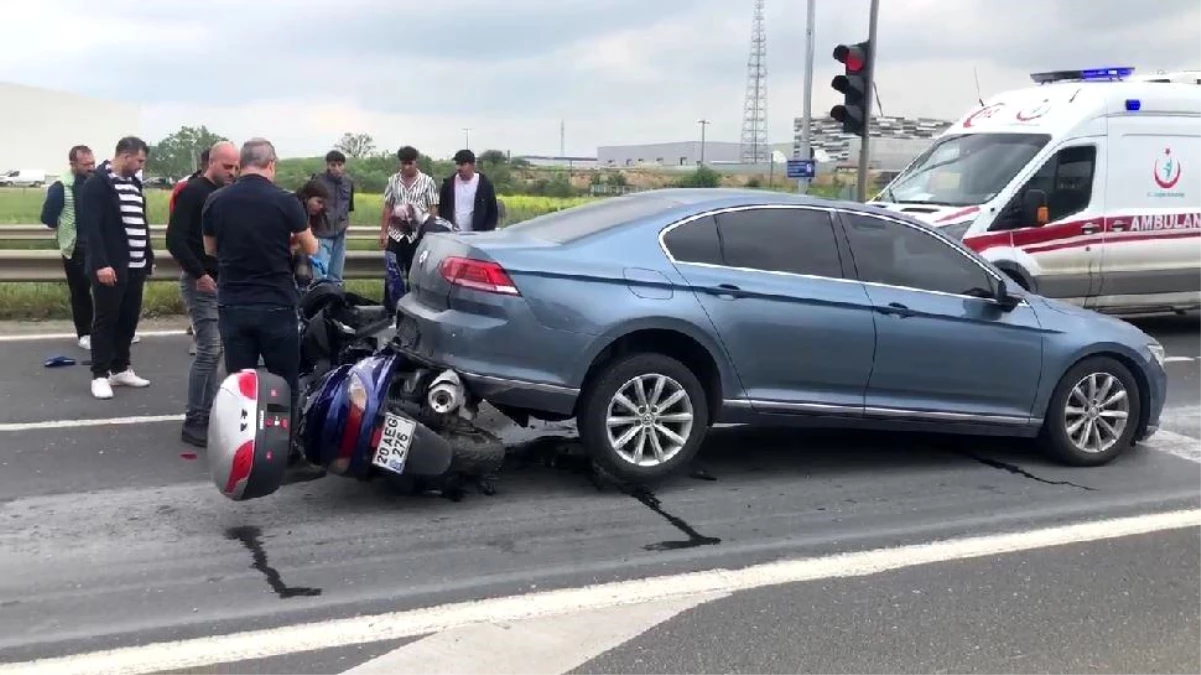 Çerkezköy'de kırmızı ışıkta duran otomobilin altına giren motosikletli yaralandı