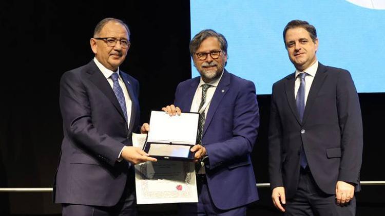 Çevre, Şehircilik ve İklim Değişikliği Bakanı Özhaseki, Sıfır Atık Projesi'ne verilen AKDENİZ-PA Ödülü'nü aldı