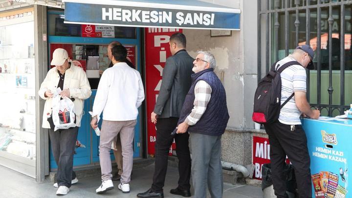 Çılgın Sayısal Loto'da 300 milyon TL’yi aşan ikramiye çekilişi bugün... 'Şanslı gişe'de yoğunluk