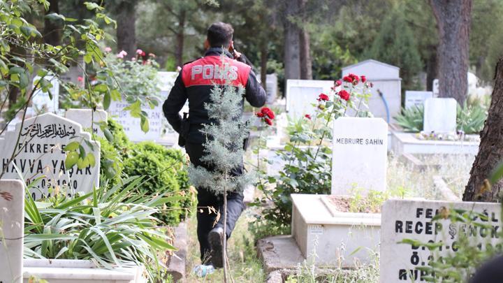 Denizli'de mezarlıkta bebek ağlama sesi ihbarı polisi harekete geçirdi: Bir bulguya rastlanmadı