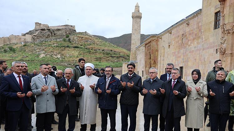 Divriği Ulu Cami restorasyon sonrası ibadete açıldı: 9 yıl sonra ilk öğle namazı