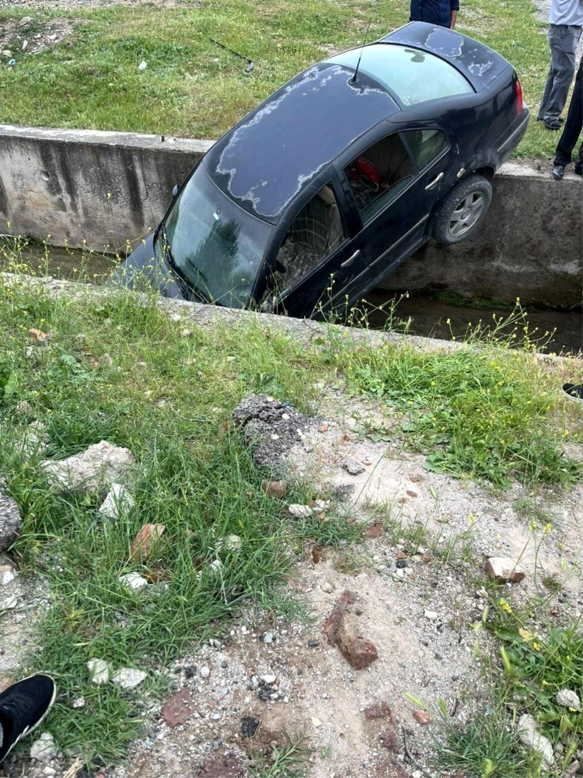 Elazığ'da Otomobil Su Kanalına Düştü, Bir Kişi Yaralandı