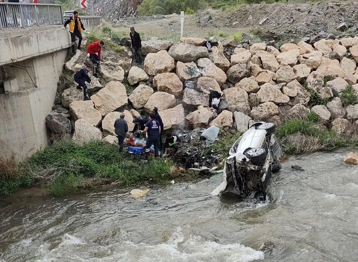 Erzincan'da Dereye Devrilen Otomobilde 1 Kişi Hayatını Kaybetti