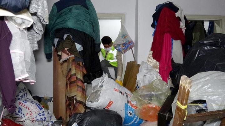 Erzurum'da çöp ev: 2 kamyon çöp çıkarıldı