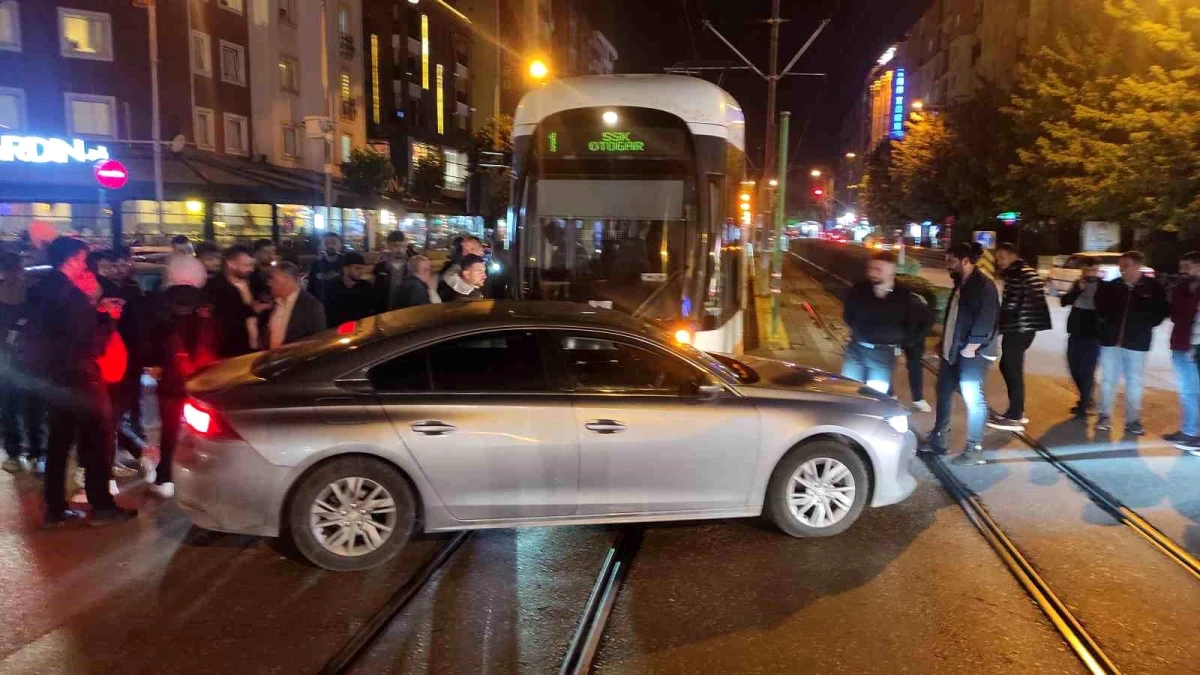 Eskişehir'de tramvay ile otomobil çarpıştı