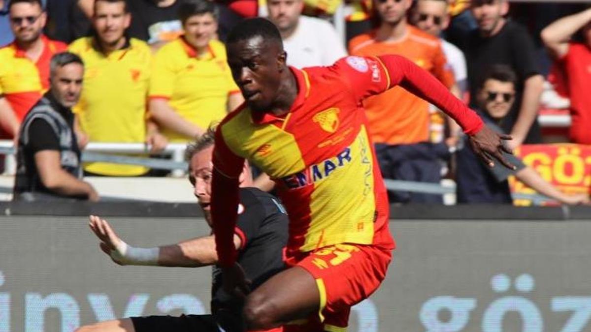 Göztepe'de transferler hız kazandı! Anthony Dennis'in sözleşmesi uzatıldı