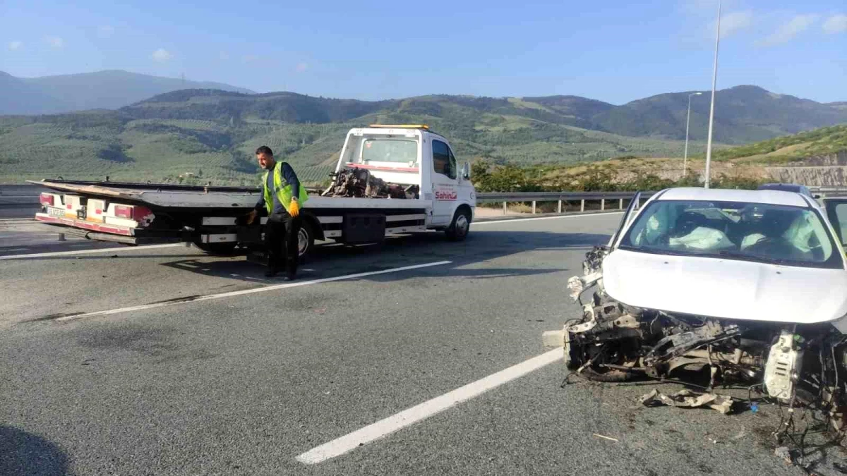 Gemlik'te otomobil bariyerlere çarptı, sürücü ve eşi yaralandı