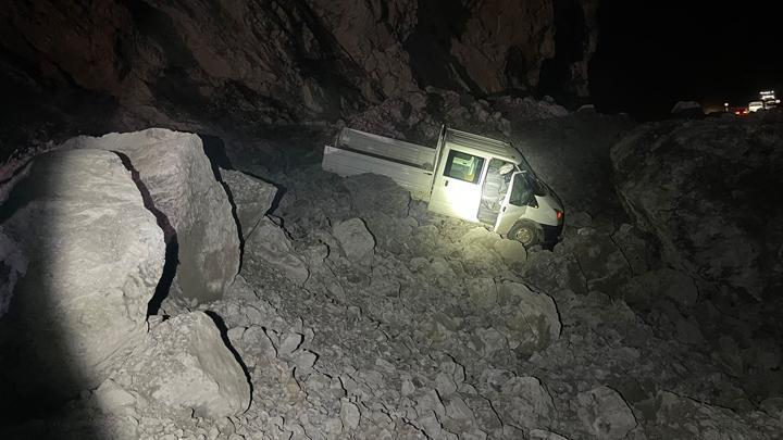 Hakkari'de meydana gelen heyelanda kamyonet, dev kayaların arasında kaldı