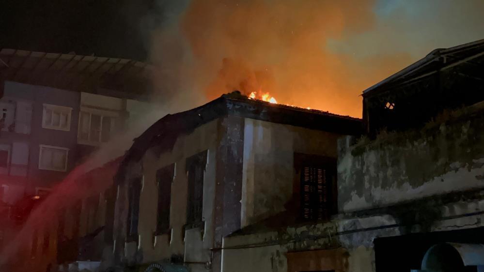 Hatay'da 200 yıllık tarihi bina çıkan yangında kül oldu