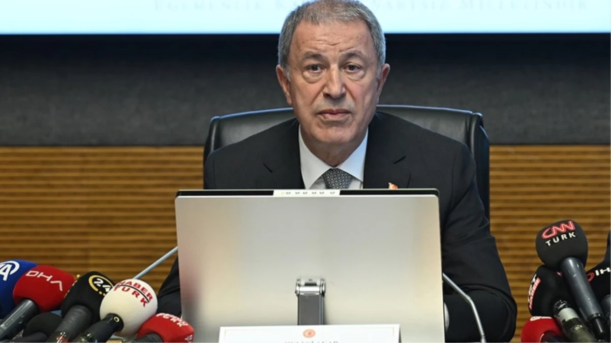 Hulusi Akar mikrofonu açık unuttu: Burada konuşan nereden lan?