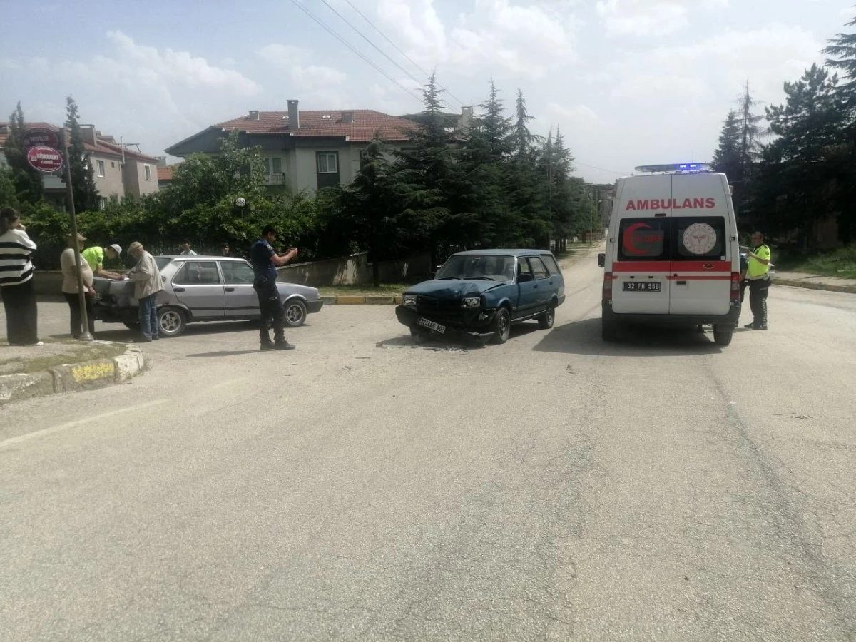 Isparta'da Otomobil Kazası: 2 Kişi Yaralandı