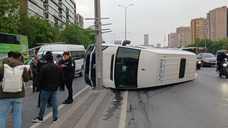 İstanbul'da E-5'te işçi servisi devrildi: 13 kişi yaralandı, vatandaşlar yardıma koştu