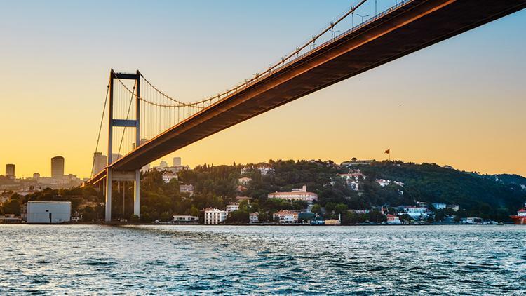 İstanbul'da gemi trafiği güney-kuzey yönlü açıldı