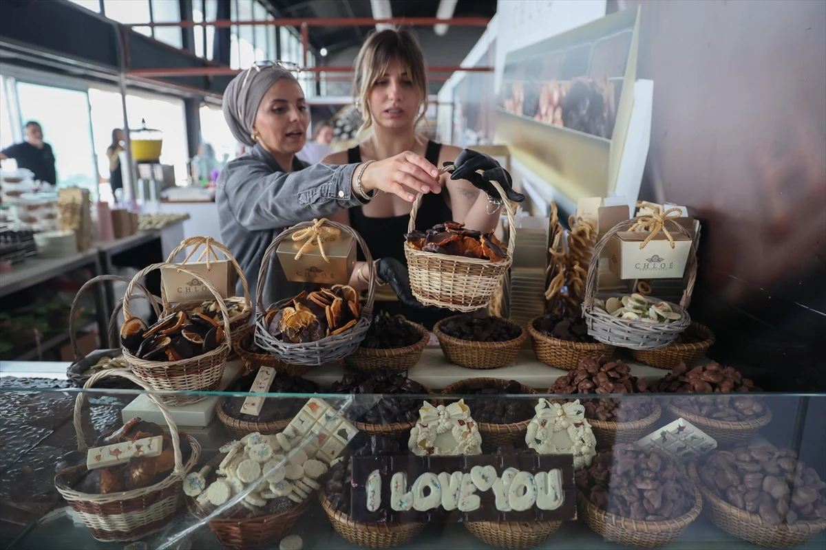 İzmir'de Çocuk, Çikolata ve Tatlı Festivali Başladı