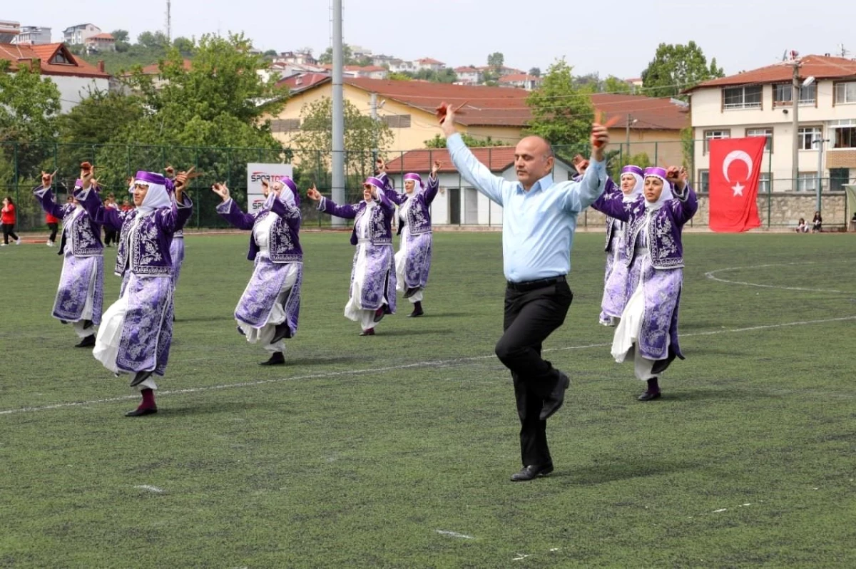 Kadın Halk Oyunu Ekibindeki Sakatlanan Kadının Yerine Usta Öğretici Girdi