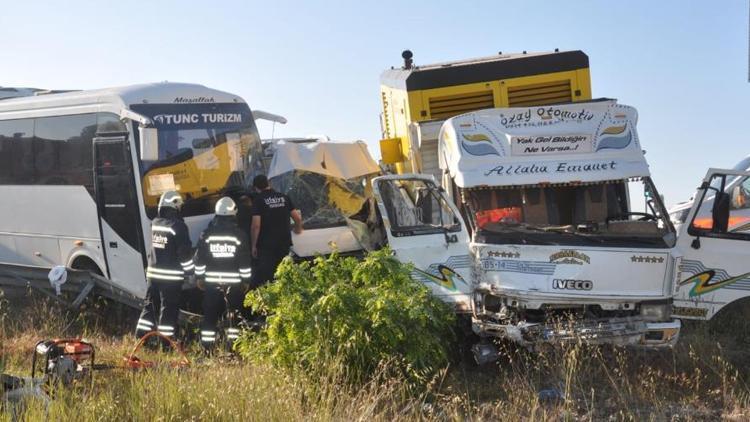 Kamyonet işçi servisine çarptı: 18 yaralı